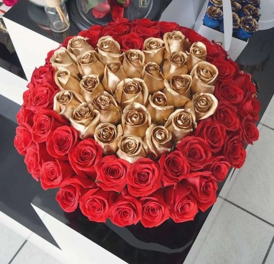 Шляпная Коробка с Золотыми Розами Сердечко