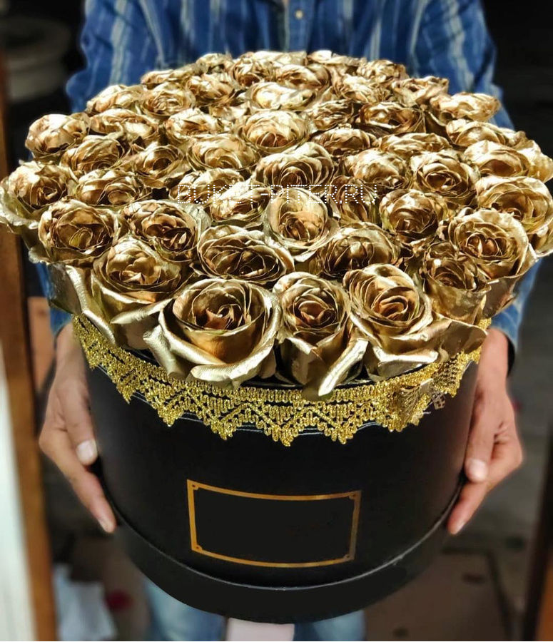 Золотые Розы в Коробке с Кружевом