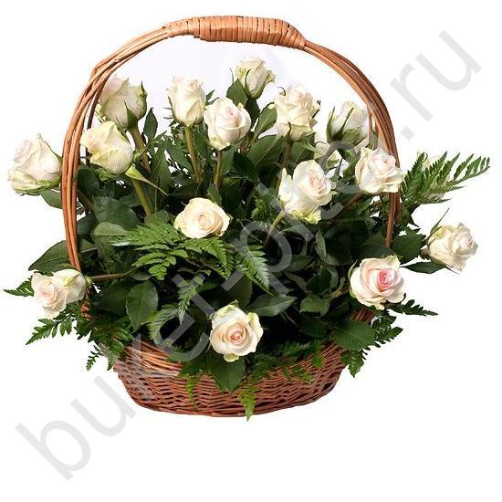 Корзина с розами белыми